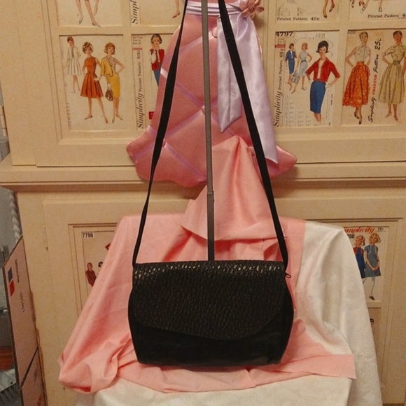 Vintage soft black leather smooth and textured shoulder bag - Picture 2 of 5